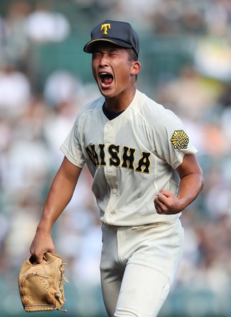 ７回裏のピンチを抑え、喜ぶ大社先発の馬庭＝１１日、甲子園