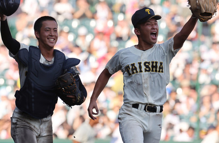 報徳学園に完投勝利し、喜ぶ大社の馬庭（右）と捕手の石原＝１１日、甲子園