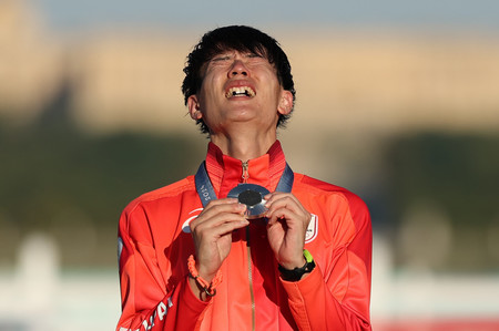 近代五種男子で銀メダルを獲得した佐藤大宗＝１０日、ベルサイユ