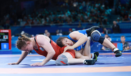 レスリング女子６２キロ級決勝でウクライナ選手を攻める元木咲良選手（右）＝１０日、パリ