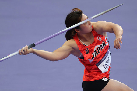 女子やり投げ決勝、上田百寧の投てき＝１０日、サンドニ