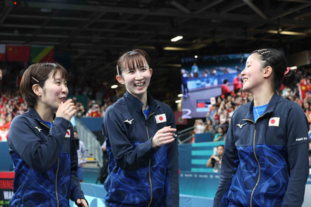 女子団体決勝で中国に敗れた日本。左から平野美宇、早田ひな、張本美和＝１０日、パリ