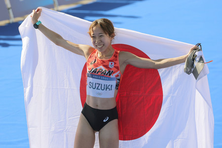 女子マラソンでゴールし笑顔を見せる鈴木優花＝１１日、パリ