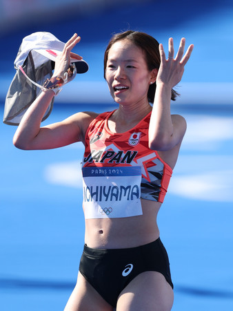 女子マラソンでゴールした一山麻緒＝１１日、パリ