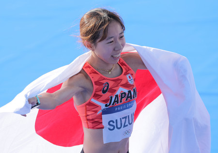 女子マラソンでゴール後に笑顔を見せる鈴木優花＝１１日、パリ