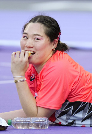 女子やり投げ決勝、競技の合間に食事をする北口榛花＝１０日、サンドニ（代表撮影・時事）