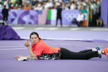 女子やり投げ決勝、競技の合間に食事をする北口榛花＝１０日、サンドニ（代表撮影・時事）