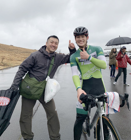 初出場のロードレース大会で優勝した太田海也選手（右）と恒次智さん＝２０１９年３月（恒次さん提供・時事）