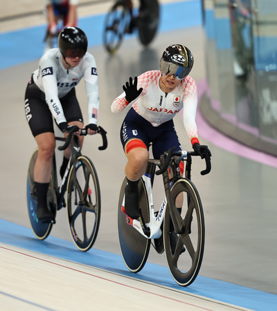 自転車女子オムニアムポイントレースを終え客席に手を振る梶原悠未選手（右）＝１１日、サンカンタンアンイブリーヌ