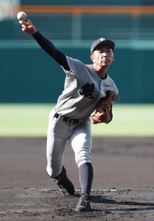 力投する熊本工先発の山本＝１２日、甲子園