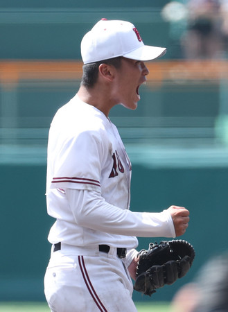 熊本工に完投勝ちし、ガッツポーズで喜ぶ広陵の高尾＝１２日、甲子園