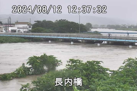 台風５号による大雨で増水した長内川＝１２日午後、岩手県久慈市（岩手県河川課提供）