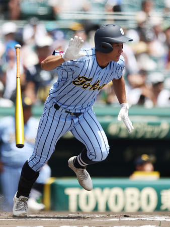 ６回表東海大相模１死一塁、和田が適時二塁打を放つ＝１２日、甲子園