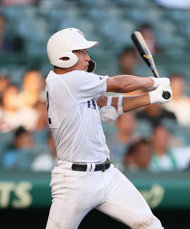 ４回裏関東一、１死二塁、熊谷が適時打を放つ＝１２日、甲子園