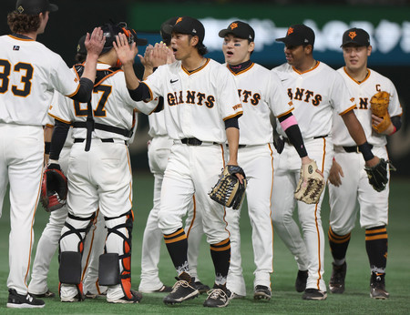 阪神に勝ち、喜ぶ巨人ナイン＝１２日、東京ドーム