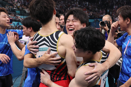 体操の男子団体総合決勝、金メダルを獲得した日本チーム。中央は橋本大輝＝７月２９日、パリ