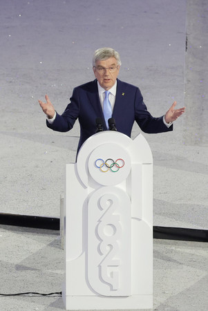 パリ五輪閉会式であいさつする国際オリンピック委員会（ＩＯＣ）のバッハ会長＝１１日、サンドニ