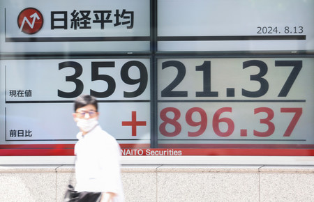 上昇した日経平均株価を示すモニター＝１３日午前、東京都中央区