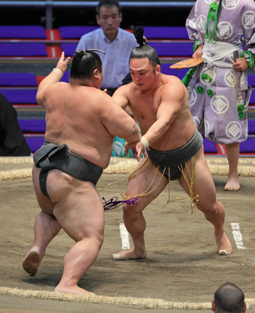 大相撲名古屋場所１３日目、大雄翔（左）を攻める炎鵬＝７月２６日、愛知・ドルフィンズアリーナ