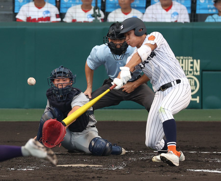 ２回表滋賀学園無死一、三塁、作田が先制の適時打を放つ＝１３日、甲子園