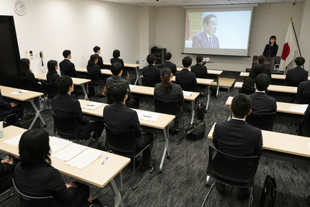 国家公務員合同初任研修で、ビデオメッセージによる岸田文雄首相の訓示を聞く新規採用職員＝４月３日、東京都港区