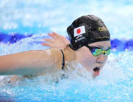 競泳女子１００メートルバタフライ決勝で力泳する平井瑞希＝７月２８日、パリ