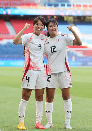 サッカー女子１次リーグのブラジル戦で逆転勝ちし、笑顔で撮影に応じる日本の熊谷紗希。右は谷川萌々子＝７月２８日、パリ