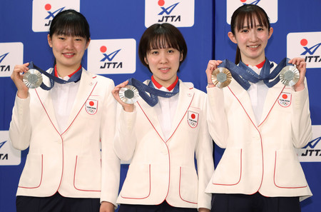 撮影に応じる卓球女子日本代表の（左から）張本美和、平野美宇、早田ひな＝１３日、東京都港区