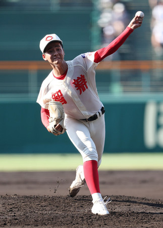 力投する智弁学園先発の田近＝１４日、甲子園