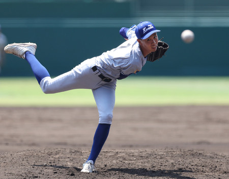 力投する小松大谷先発の西川＝１４日、甲子園