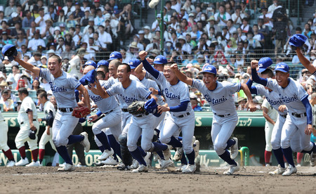 大阪桐蔭を破り、応援席に向かって駆け出す小松大谷ナイン＝１４日、甲子園