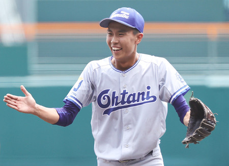 大阪桐蔭に完封勝利し、喜ぶ小松大谷の西川＝１４日、甲子園