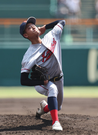 力投する京都国際先発の西村＝１４日、甲子園