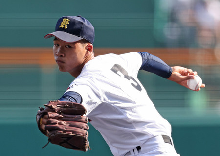 力投する菰野先発の森＝１４日、甲子園