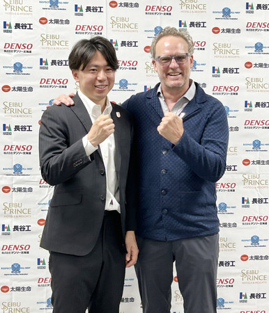 五輪最終予選を前に記者会見したアイスホッケー男子日本代表のスカルディ監督（右）と中島彰吾主将＝１４日、東京都新宿区