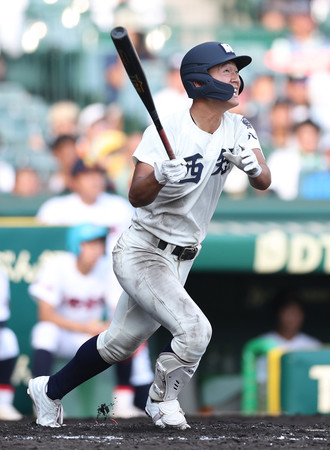 ３回表西日本短大付２死一、二塁、安田が２点適時三塁打を放つ＝１４日、甲子園