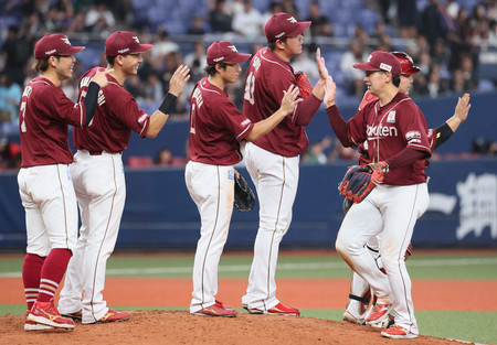 オリックスに勝ち、喜ぶ楽天ナイン＝１４日、京セラドーム