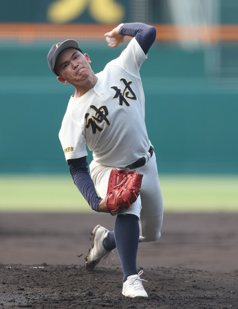 力投する神村学園先発の今村＝１５日、甲子園