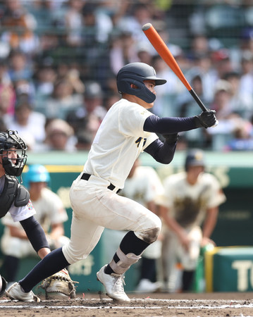 ６回表神村学園２死三塁、今村が勝ち越し適時打を放つ＝１５日、甲子園