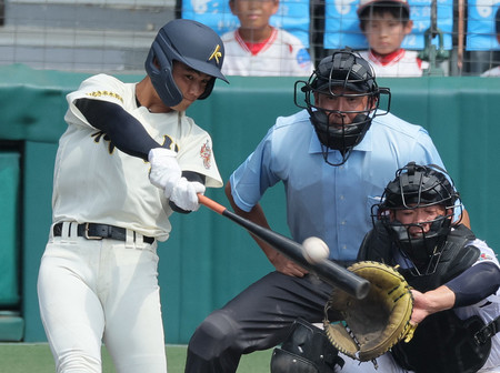 ９回表神村学園無死、入来田が本塁打を放つ＝１５日、甲子園