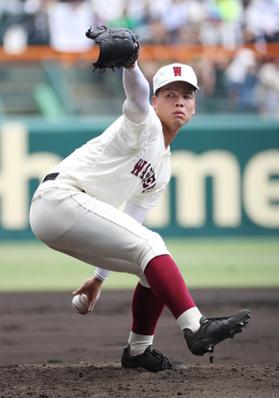 力投する早稲田実先発の中村＝１５日、甲子園