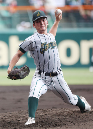 力投する鶴岡東先発の桜井＝１５日、甲子園