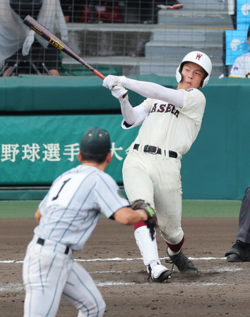 タイブレークの延長１０回裏早稲田実１死満塁、中村がサヨナラ打を放つ。手前は鶴岡東先発の桜井＝１５日、甲子園