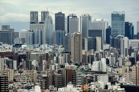 都心の高層ビル群＝７月１日、東京都内（ＥＰＡ時事）