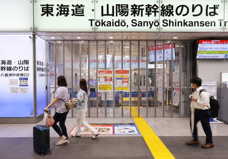 台風７号の影響で、東海道新幹線が計画運休となり、閉められた改札口＝１６日午前、ＪＲ東京駅