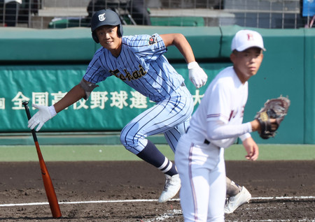 ３回表東海大相模１死満塁、中村（奥）が広陵先発の山口から逆転の２点適時打を放つ＝１６日、甲子園