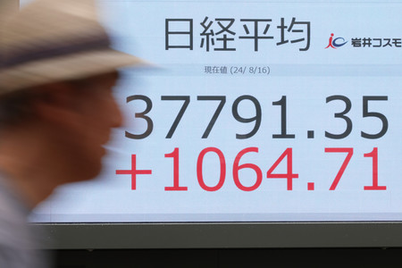 上げ幅が一時前日比１０００円を超えた日経平均株価を示すモニター＝１６日午前、東京都中央区