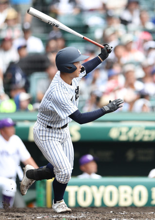 ３回裏明徳義塾２死満塁、里山が逆転の２点適時打を放つ＝１６日、甲子園