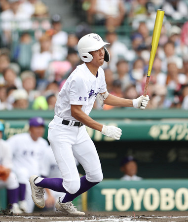 ６回表関東一無死一、三塁、越後が勝ち越しの適時打を放つ＝１６日、甲子園