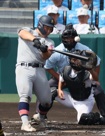 １回裏青森山田２死二塁、原田が先制の２点本塁打を放つ＝１６日、甲子園